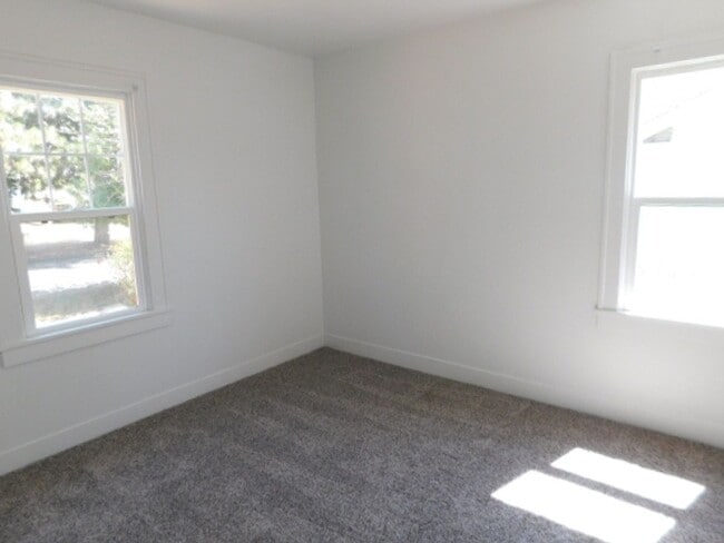 Foto del edificio - 4Bd/1Ba Two Story Home - For Viewing!