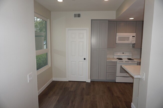 Foto del edificio - Highly Upgraded End Unit 2 Bedroom 2 Bathroom in Orange