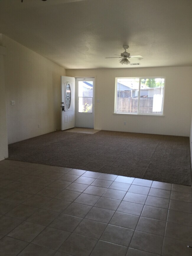Foto del edificio - 3 Bedroom 2 Bath with RV parking in Medford!