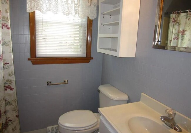 Bathroom - 3815 Perry St