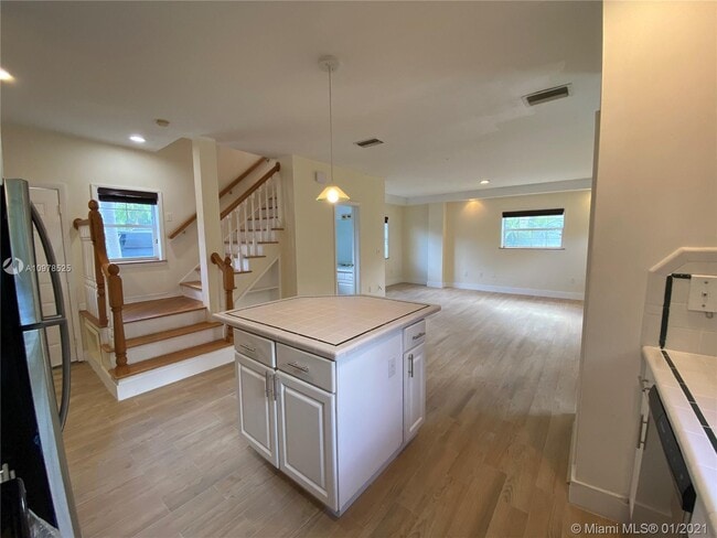 Building Photo - 409 N Hibiscus Dr