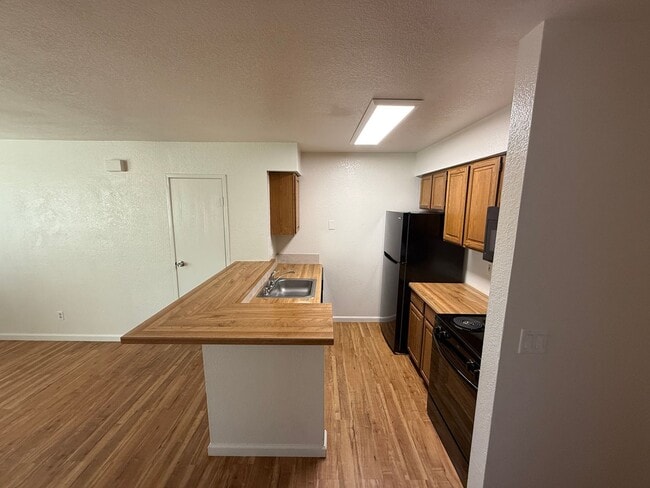 Building Photo - 2 bed 1 bath downstairs unit with great views of the city.