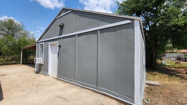 Building Photo - ALL BILLS PAID! Charming 2-Bedroom Home wi...