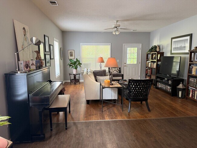 Building Photo - 2 Essex Ct