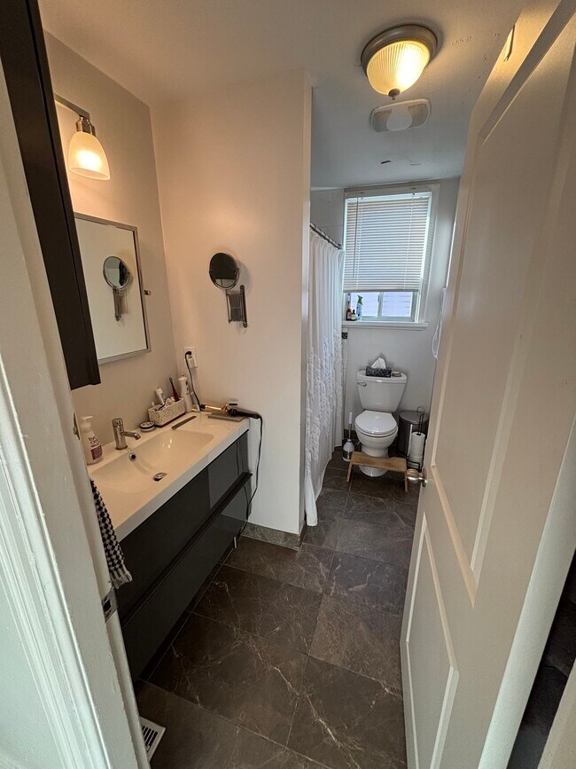 Photo du bâtiment - Beautifully renovated 2 bedroom apartment.