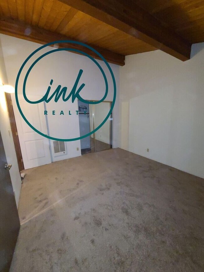 Building Photo - 2 bed 1 Bath Duplex Unit $1,100 a month