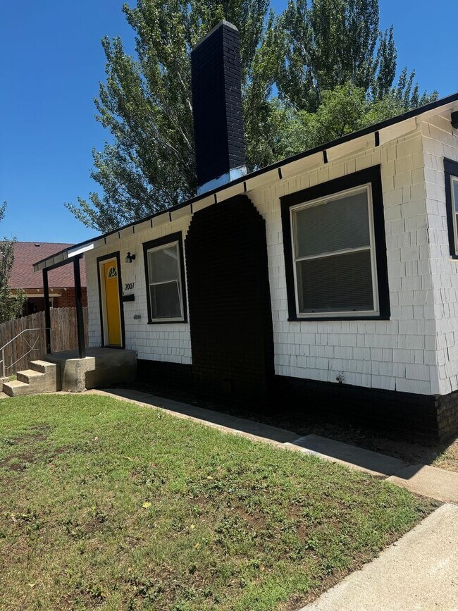 Building Photo - Adorable home located near Amarillo College 3/1/1