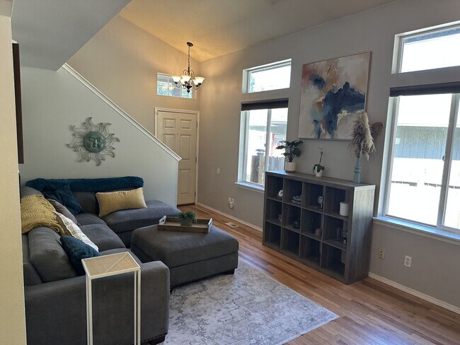 Foto del edificio - Beautiful Spanaway Home in Quiet Neighborhood