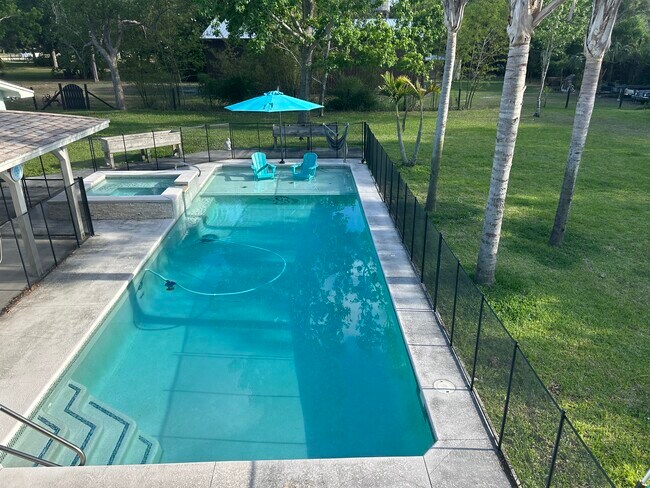 Foto del edificio - 5720 Sweetwater Blvd