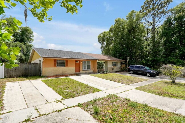 Building Photo - "Charming 2-Bed, 2-Bath Townhouse Retreat in Orlando's Heart - 1010 Sq Ft of Comfort!"
