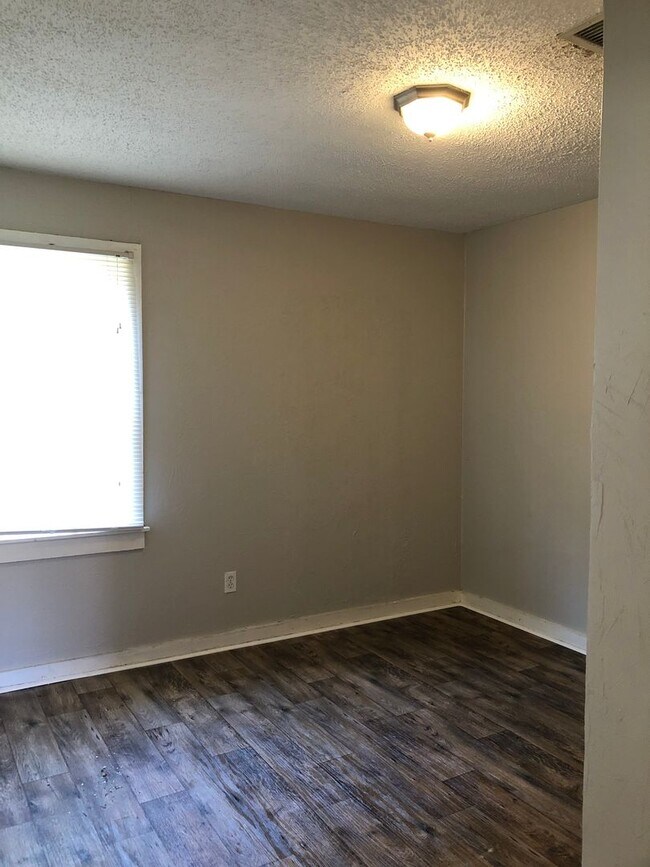 Building Photo - Section 8/Housing Voucher Accepted*
