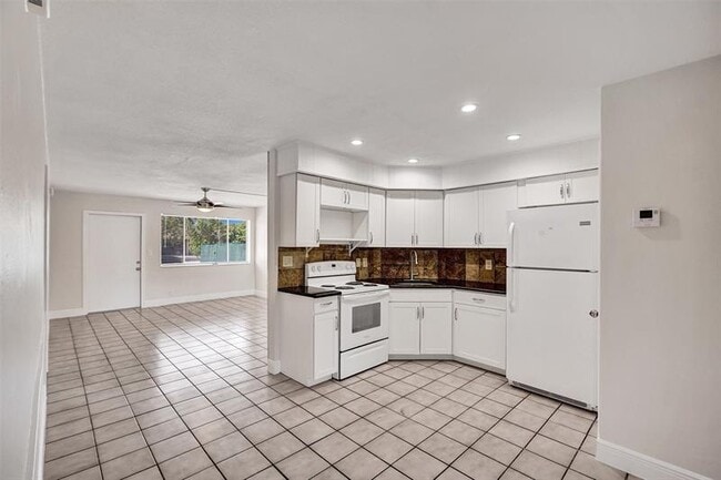 Building Photo - 2175 NE 56th St