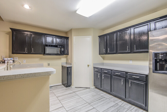 Building Photo - 447 Oak Leaf Dr