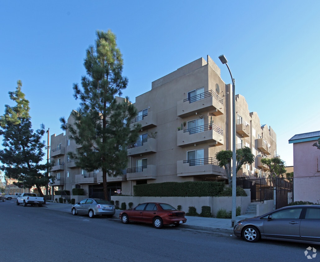 19350 Saticoy Street Apartments in Reseda, CA