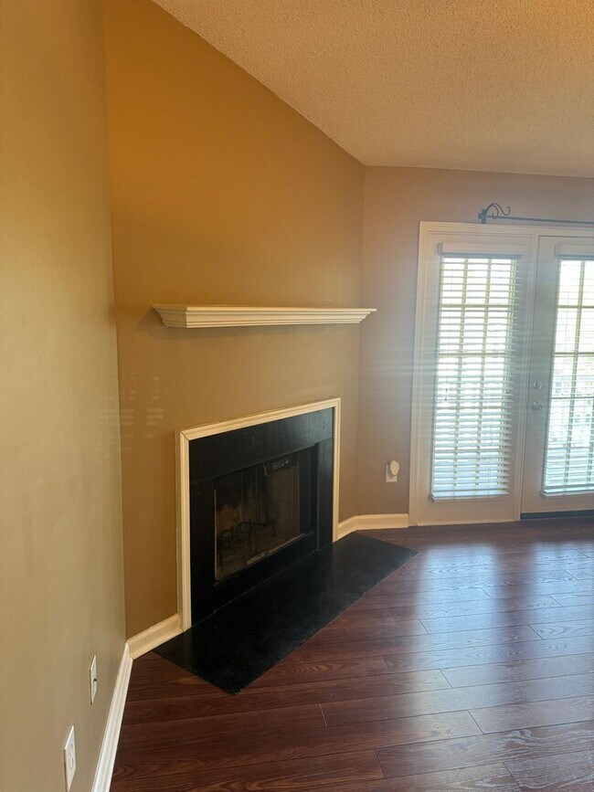 Building Photo - **RENT CREDIT $200** Townhome in great loc...