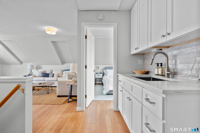 Foto del edificio - 62 Cosey Beach Ave