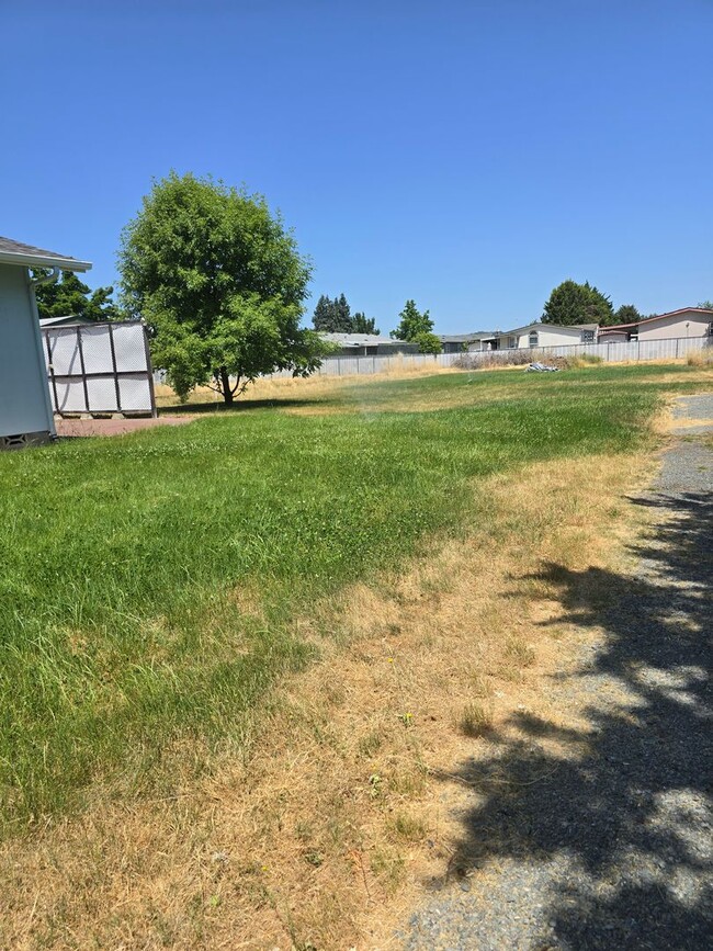 Building Photo - 3 bed 1 bath  Home for Rent in Grants Pass