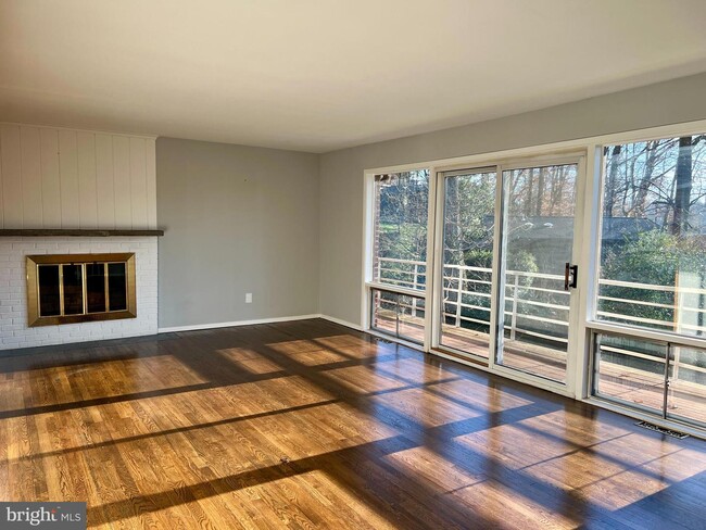 Building Photo - 6223 Beachway Dr