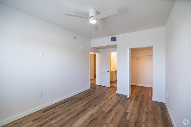 2 habitaciones, 2 baños - 970 pies cuadrados - Dormitorio principal - Adrian Builders at Eureka