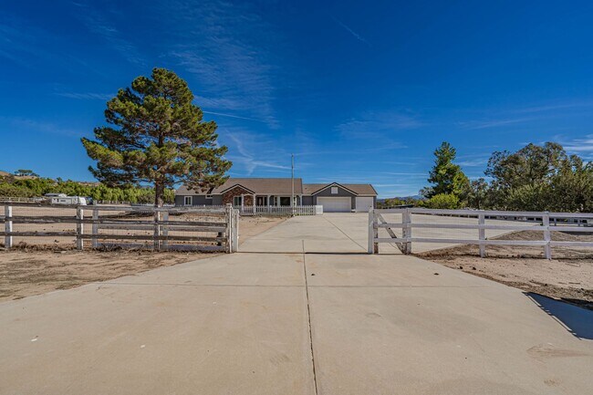Foto del edificio - COMING SOON! Stunning 3-Bedroom Home on 2 Acres in Agua Dulce!