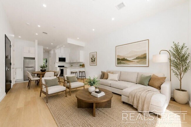 Building Photo - Three Bedroom Duplex w. Backyard.