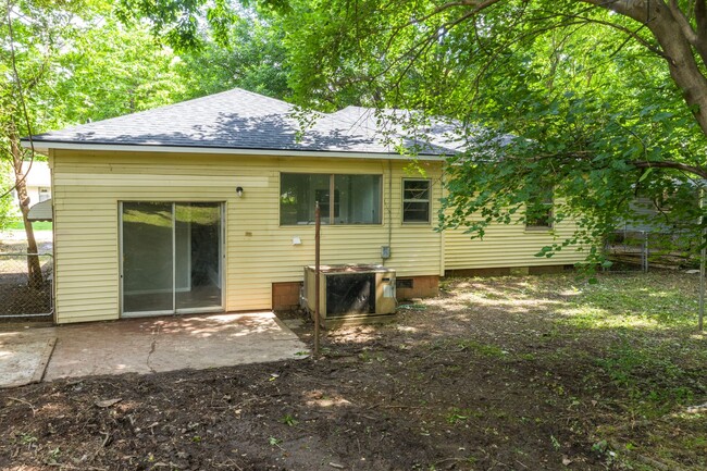 Building Photo - Freshly Renovated House