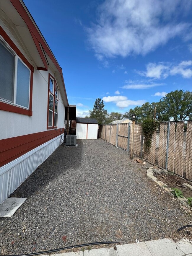 Building Photo - 3 bed 2 bath w/ AC - Water/Sewer included ...
