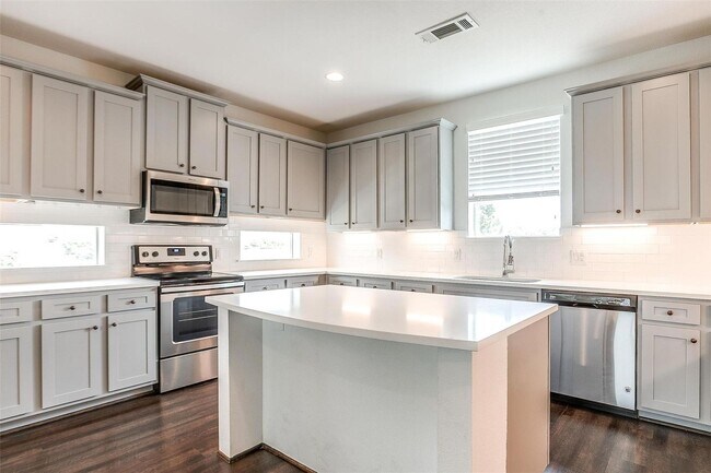 Building Photo - 3515 S Hills