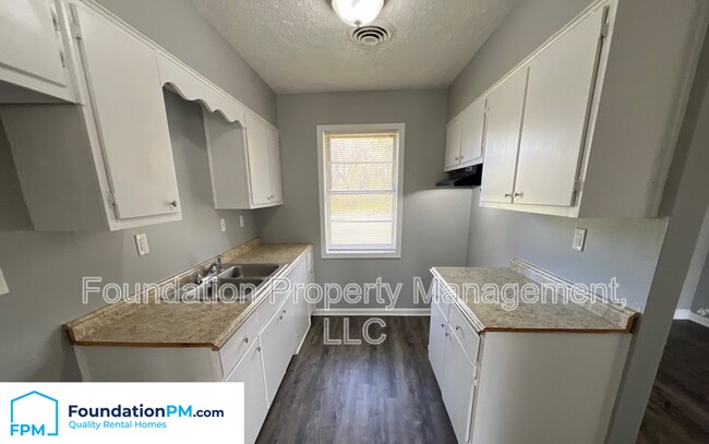 Foto del edificio - 468 Bradwood Ave