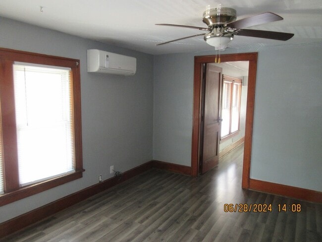 Building Photo - 919 W 8th St