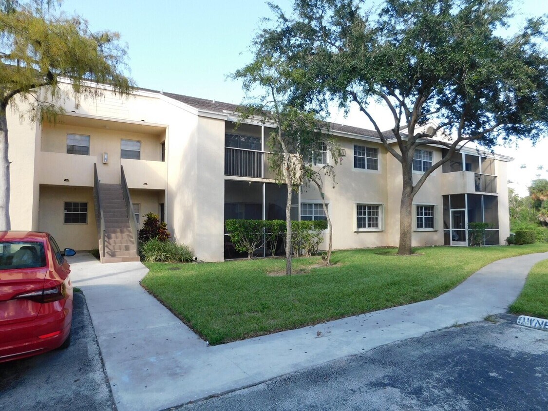Foto principal - 611 Cypress Lake Blvd
