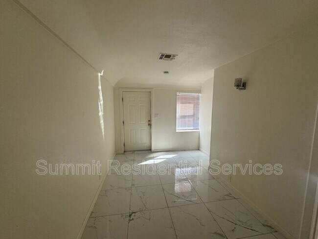 Foto del edificio - 332 W Illinois St