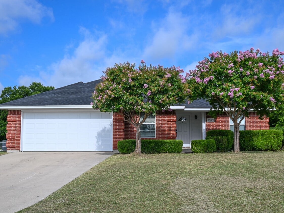 Primary Photo - Cozy 3 Bedroom 2 Bath beautiful brick home...