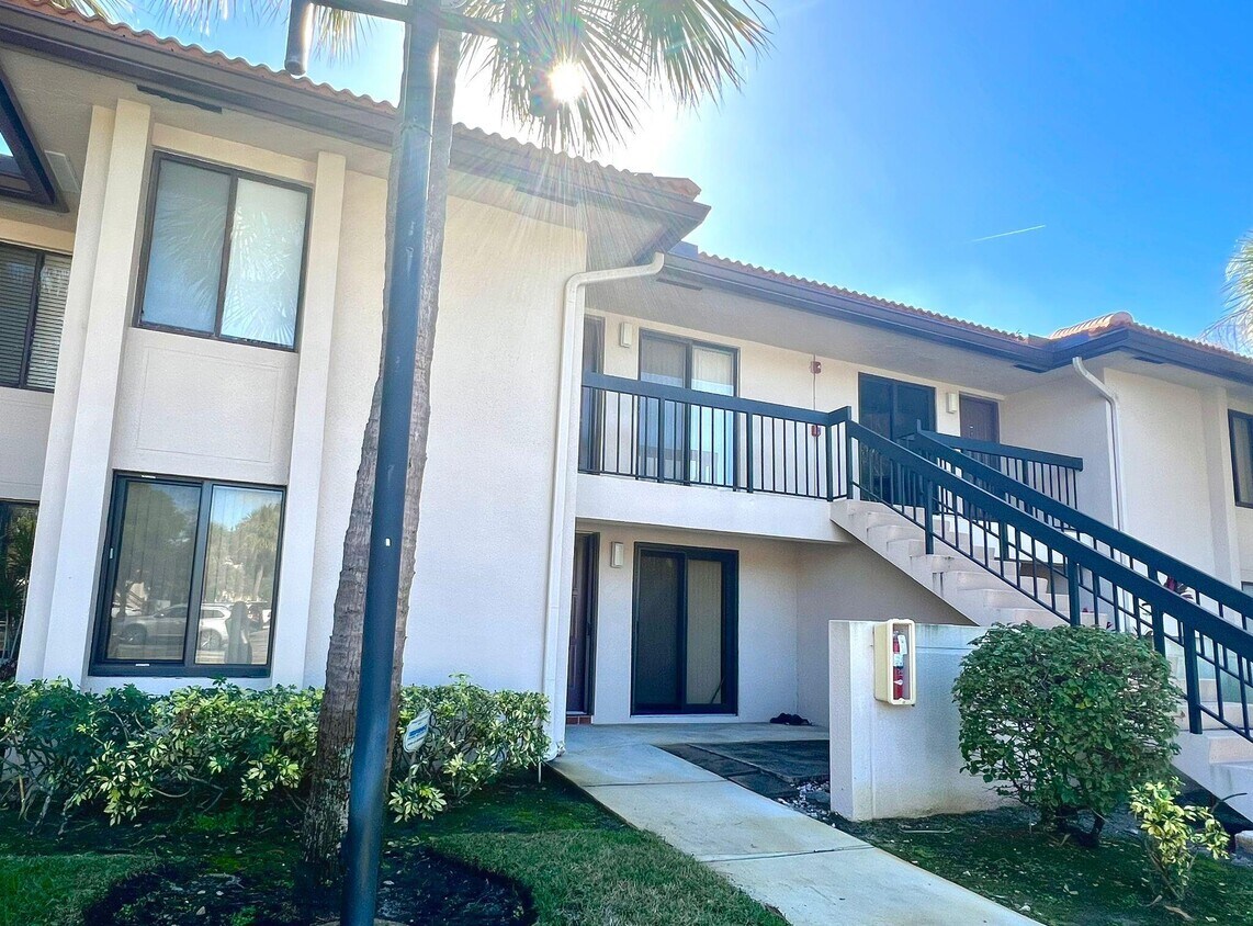 Foto principal - 300 E Club Cir