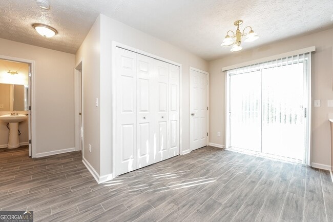 Foto del edificio - 4310 Chestnut Lake Ave
