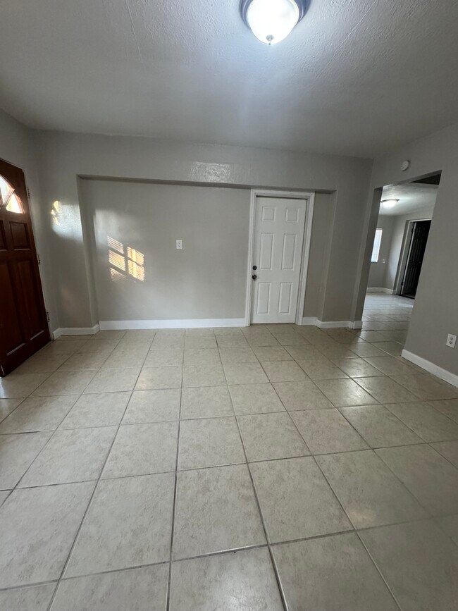 Foto del edificio - 1605 E Maple Ave