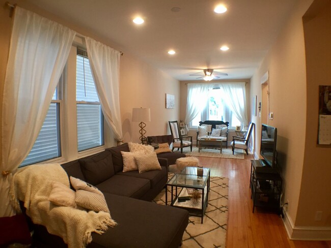 Duplexed Lakeview Three Bedroom Two Bath - Duplexed Lakeview Three Bedroom Two Bath Apartment