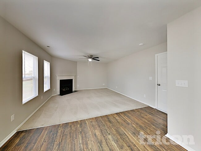 Foto del edificio - 4003 Larkhaven Village Dr