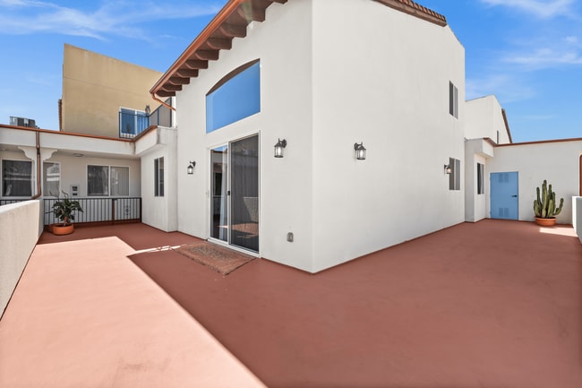 Building Photo - Le Blanc Apartments