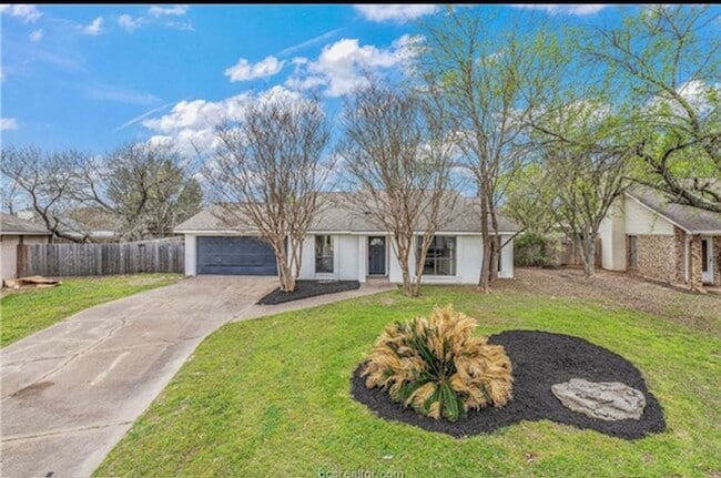 Foto del edificio - College Station - 3 bedroom - 2 bath house with garage and fenced back yard.