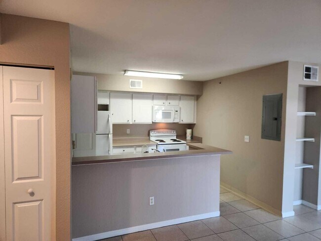 Building Photo - 201 SW Palm Dr