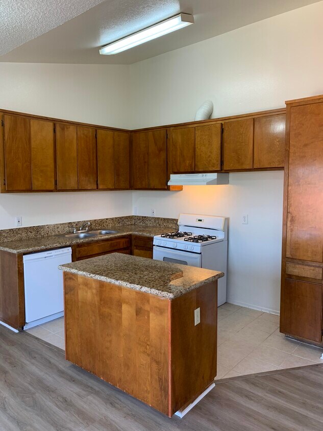 Foto principal - 2165 Cedar Ave