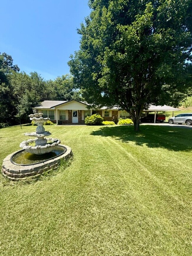 Building Photo - 3 Bedroom 1 Full Bath 2 Half bath Brick house for Rent
