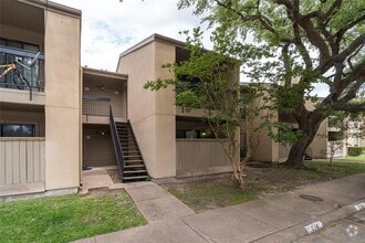 Building Photo - 2200 Pebblebrook Dr