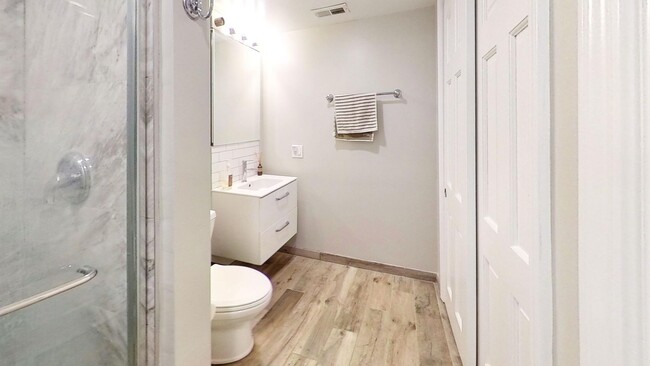 Foto del edificio - Rehabbed Duplexed NorthHalsted Two Bedroom...