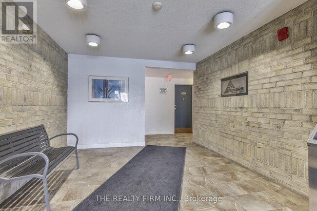 Building Photo - 729 Deveron Crescent