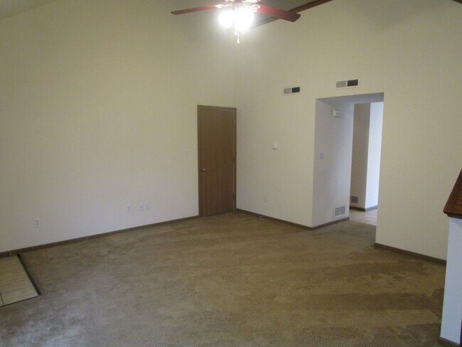 Foto del edificio - 605-607 Glenstone Dr.