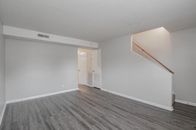 Building Photo - 809-B Golfview Place