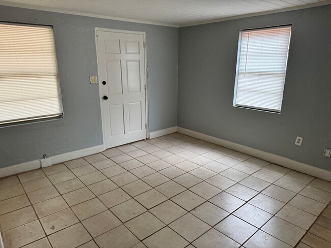 Foto del edificio - 1214 Gillespie Ave