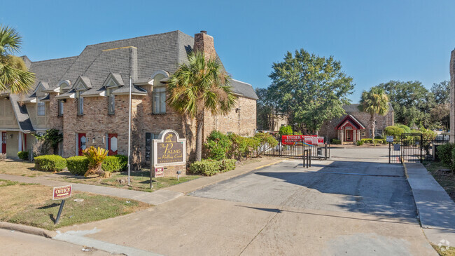 Building Photo - Palms on Rolling Creek